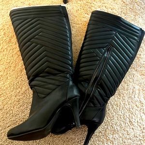 Women’s Fashion Boot. Size 9 Wide. Black leather, quilted pattern